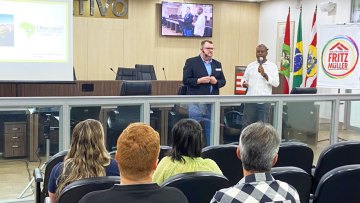 Presidente do Osblu fala sobre a entidade na Escola do Legislativo Municipal